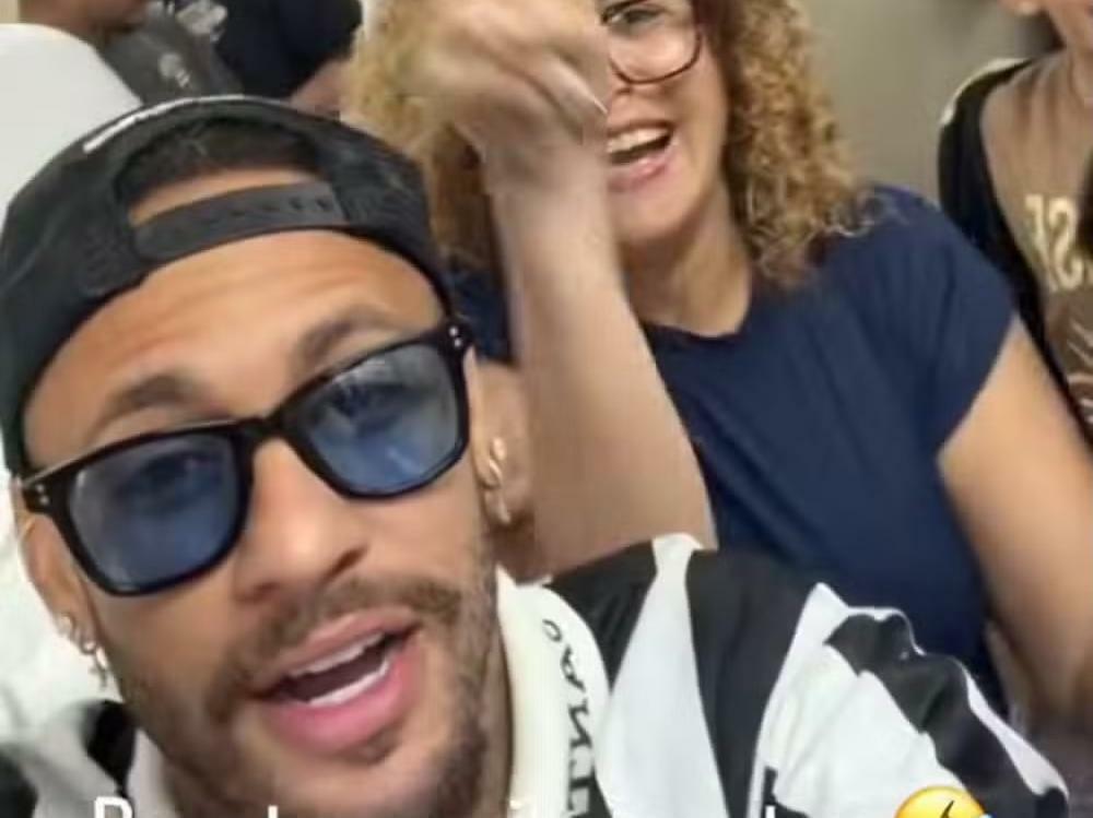 Neymar vota com a camisa do Santos